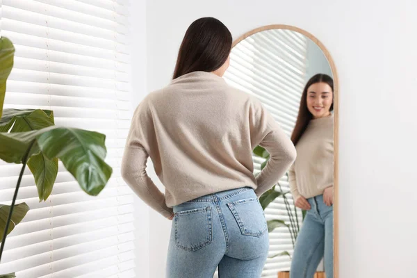 Mujer Joven Jeans Elegantes Cerca Del Espejo Interior — Foto de Stock