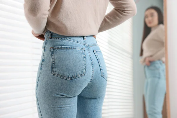 Mulher Jeans Elegantes Perto Espelho Dentro Casa Close — Fotografia de Stock