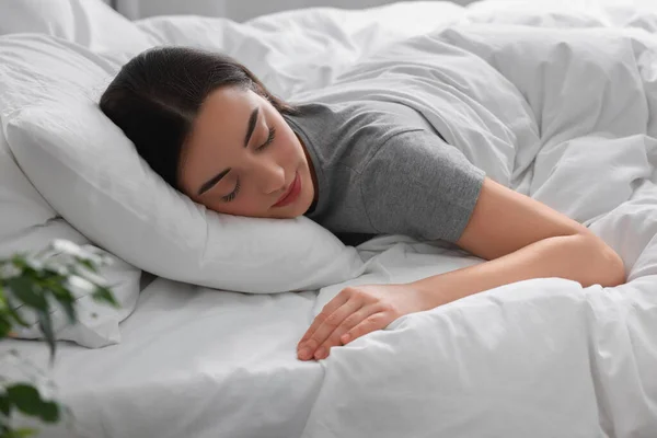 Piękna Młoda Kobieta Śpi Miękkim Łóżku — Zdjęcie stockowe