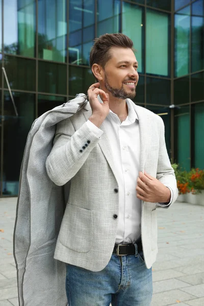 Homem Feliz Atraente Segurando Capa Vestuário Com Roupas Livre Serviço — Fotografia de Stock