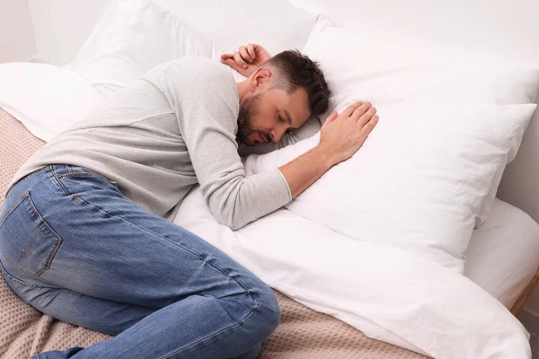 Αναστατωμένος Άντρας Ξαπλωμένος Στο Κρεβάτι Έννοια Της Μοναξιάς — Φωτογραφία Αρχείου
