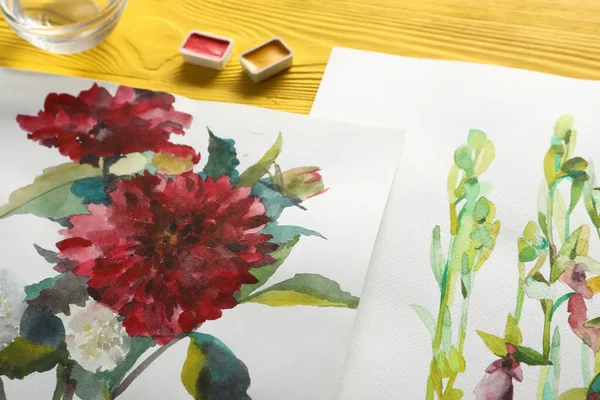Vackra Blombilder Och Akvarellfärger Gult Träbord — Stockfoto
