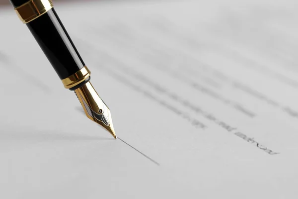 Escribiendo Documento Con Estilográfica Primer Plano Contrato Notarial —  Fotos de Stock