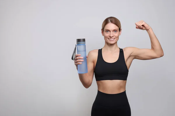 Sportlerin Mit Wasserflasche Auf Hellgrauem Hintergrund Platz Für Text — Stockfoto