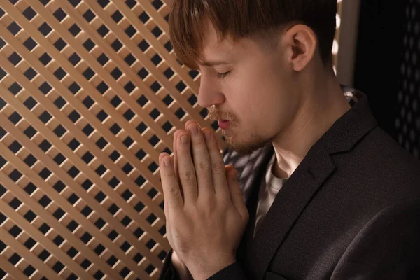 Człowiek Modlący Się Podczas Spowiedzi Przy Drewnianym Oknie Kabinie Miejsce — Zdjęcie stockowe