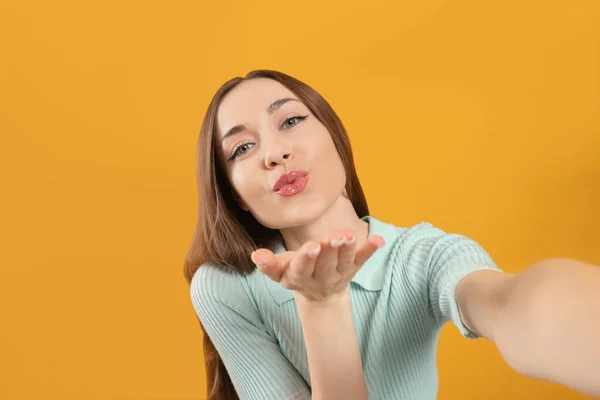 Mulher Bonita Soprando Beijo Tomar Selfie Fundo Amarelo — Fotografia de Stock