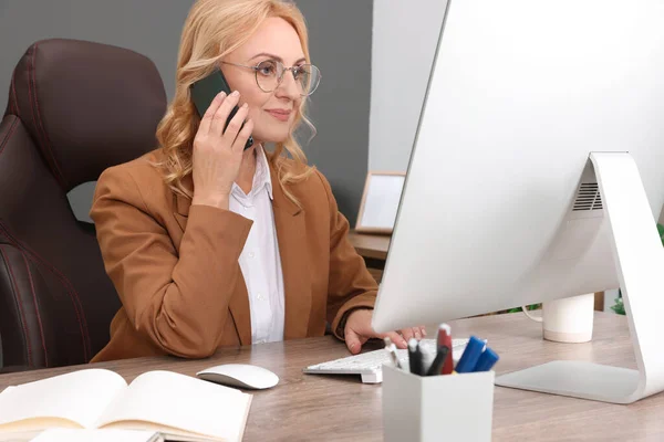 Pani Szef Rozmawia Przez Smartfona Przy Komputerze Biurze Sukces Bizneswoman — Zdjęcie stockowe