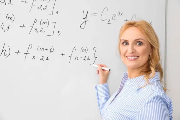 Profesor Zapisuje Równanie Matematyczne Tablicy — Zdjęcie stockowe
