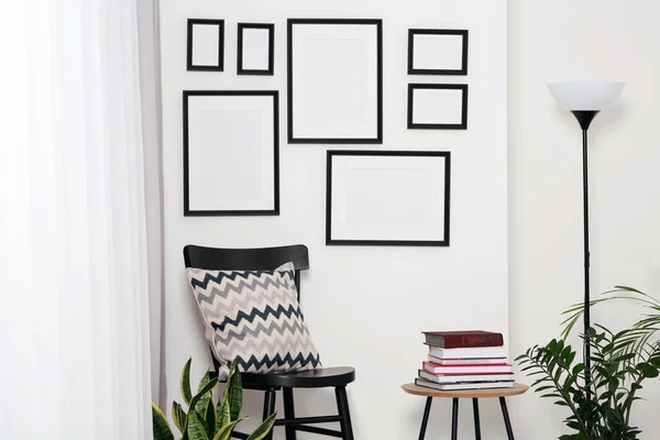 Leere Gestelle Hängen Weißer Wand Holzstuhl Und Tisch Mit Büchern — Stockfoto