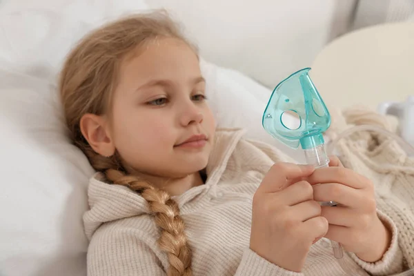 Mała Dziewczynka Trzymająca Nebulizator Inhalacji Domu — Zdjęcie stockowe