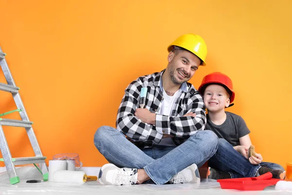 Πατέρας Και Γιος Εργαλεία Επισκευής Κοντά Πορτοκαλί Τοίχο — Φωτογραφία Αρχείου