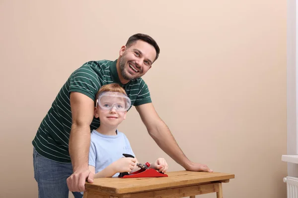 Far Lär Son Hur Man Arbetar Med Plan Nära Beige — Stockfoto