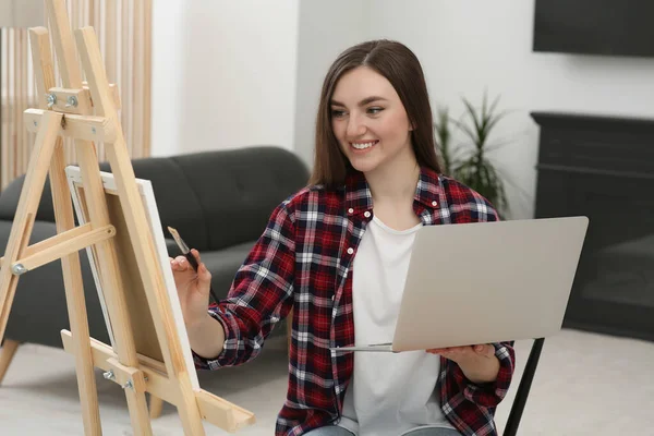 Femme Apprenant Peindre Avec Cours Ligne Maison Temps Pour Passe — Photo