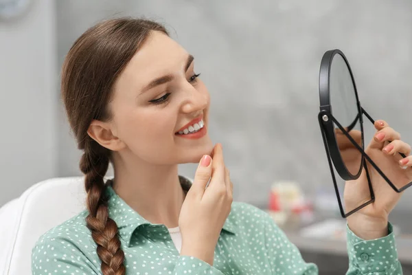 Jonge Vrouw Kijken Naar Haar Nieuwe Tandheelkundige Implantaten Spiegel Binnen — Stockfoto