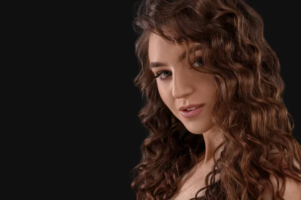 Mooie Jonge Vrouw Met Lange Krullend Bruin Haar Zwarte Achtergrond — Stockfoto