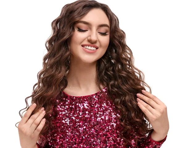 Krásná Mladá Žena Dlouhými Kudrnaté Hnědé Vlasy Růžové Šaty Flitr — Stock fotografie