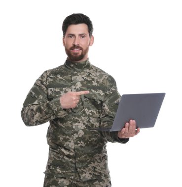 Beyaz arka planda dizüstü bilgisayarı olan bir asker. Askerlik.