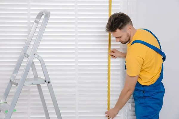 Worker Uniform Using Measuring Tape While Installing Horizontal Window Blinds — Stock Photo, Image