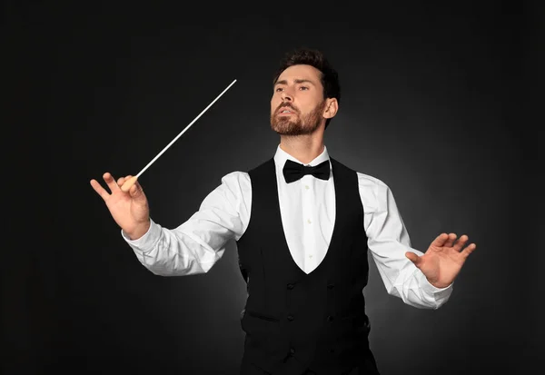 Conductor Profesional Con Bastón Sobre Fondo Negro — Foto de Stock