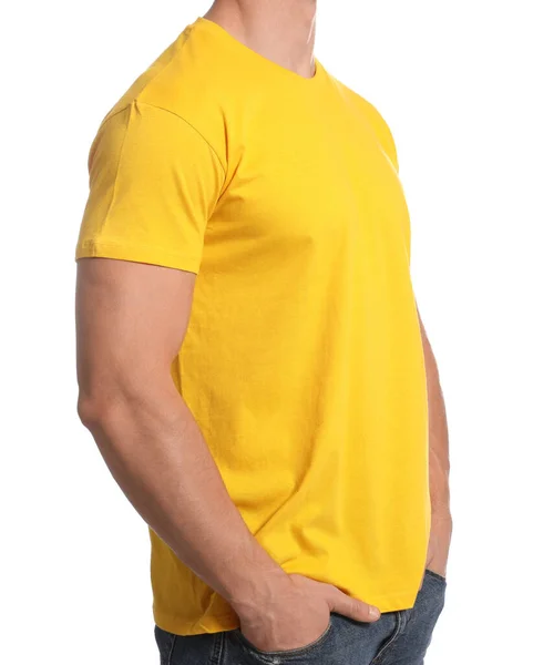 男は白い背景に黄色のTシャツを着て クローズアップ デザインのためのモックアップ — ストック写真