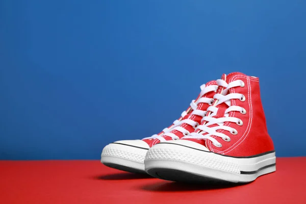 Par Nuevas Zapatillas Deporte Rojas Con Estilo Sobre Fondo Colorido —  Fotos de Stock