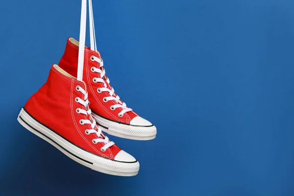 Par Nuevas Zapatillas Rojas Con Estilo Que Cuelgan Cordones Sobre —  Fotos de Stock