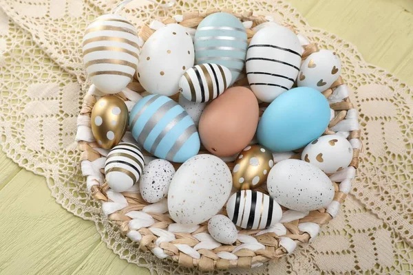 Çok Güzel Dekore Edilmiş Paskalya Yumurtaları Ahşap Masa Üst Manzara — Stok fotoğraf