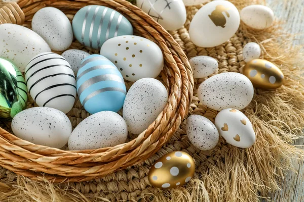 Nido Decorativo Muchos Hermosos Huevos Pascua Mesa —  Fotos de Stock