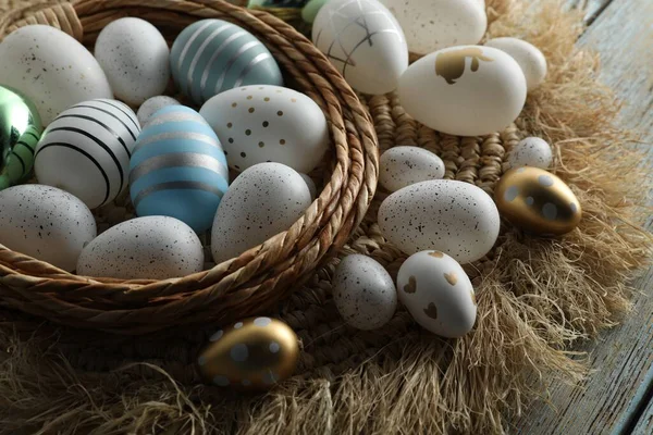 Dekoratif Yuva Masada Bir Sürü Güzel Paskalya Yumurtası — Stok fotoğraf