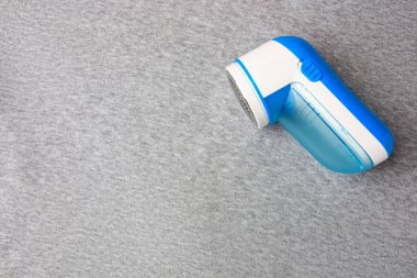 Açık gri kumaşlı, pamuklu modern kumaş traş makinesi, üst manzara. Metin için boşluk