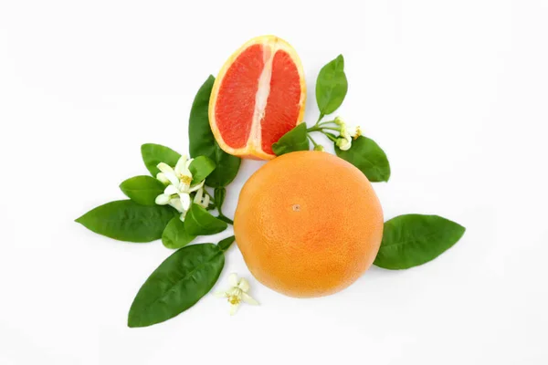 Frische Reife Grapefruits Und Grüne Blätter Auf Weißem Hintergrund Flache — Stockfoto