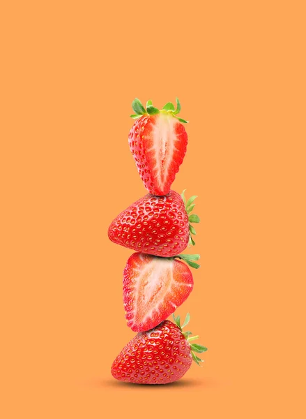 Stapel Frischer Erdbeeren Auf Orangefarbenem Hintergrund — Stockfoto