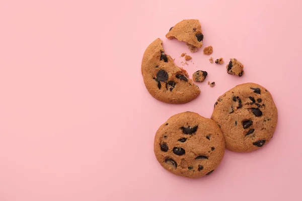 Many Delicious Chocolate Chip Cookies Pale Pink Background Flat Lay — Stock Photo, Image