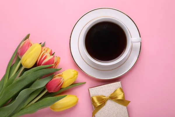 Kopje Koffie Mooie Tulpen Geschenkdoos Roze Achtergrond Plat Gelegd — Stockfoto
