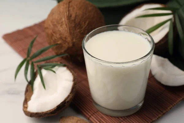 Склянка Смачного Веганського Молока Кокосових Шматочків Пальмового Листя Білому Мармуровому — стокове фото