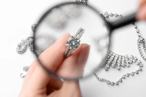 Juwelier Onderzoek Diamanten Ring Met Vergrootglas Aan Witte Tafel Close — Stockfoto