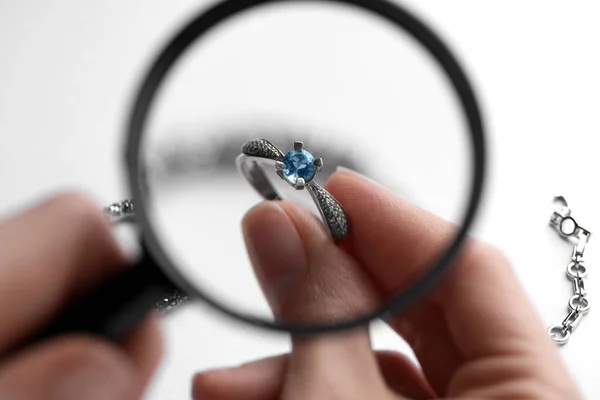 Sieraden Onderzoeken Topaas Ring Met Vergrootglas Aan Witte Tafel Close — Stockfoto