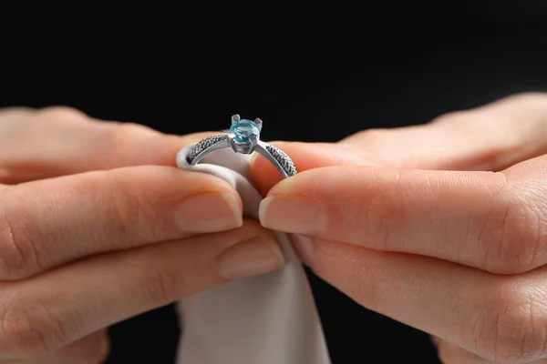 Sieraden Reinigen Topaas Ring Met Microvezel Doek Close — Stockfoto