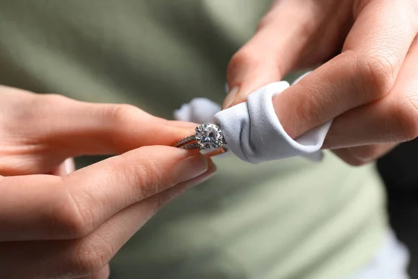 Smycken Rengöring Diamant Ring Med Microfiber Tyg Närbild — Stockfoto