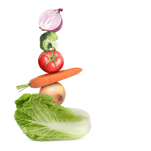 Stack Olika Färska Grönsaker Vit Bakgrund — Stockfoto