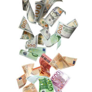 Para değişimi. Beyaz arka plana düşen çok sayıda dolar ve euro banknotları