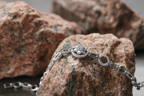 Wunderschönes Armband Mit Edelsteinen Auf Stein Luxusschmuck — Stockfoto