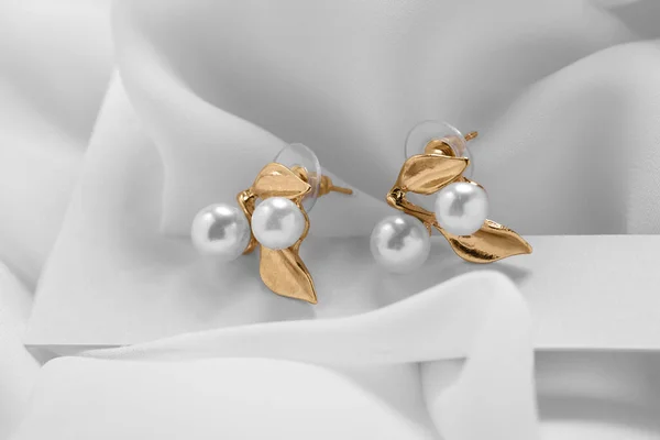 Beyaz Kumaşta Güzel Küpeler Lüks Mücevherler — Stok fotoğraf