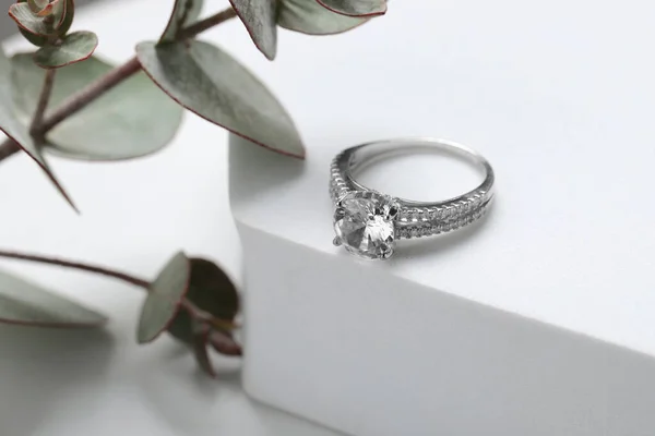 Schöner Ring Mit Edelsteinen Auf Weißem Podium Luxusschmuck — Stockfoto
