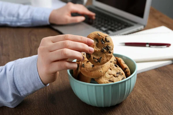 Office Worker Taking Chocolate Chip Cookie Bowl Workplace Closeup — Stock Photo, Image
