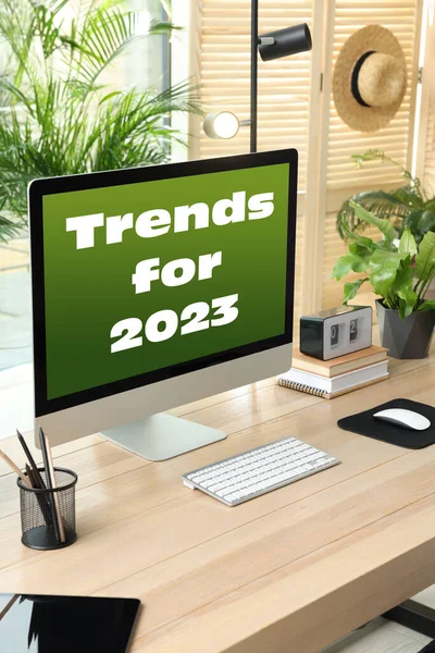 Trendy Pro Rok 2023 Text Monitoru Počítače Pracoviště Dřevěným Stolem — Stock fotografie
