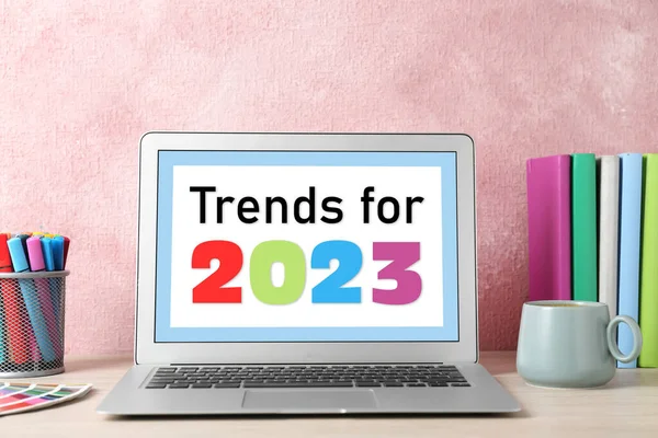 Trendy Pro Rok 2023 Text Monitoru Notebooku Moderní Zařízení Stole — Stock fotografie