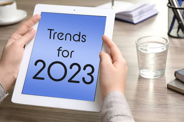 Trendy Pro Rok 2023 Text Displeji Tabletu Žena Pomocí Gadget — Stock fotografie