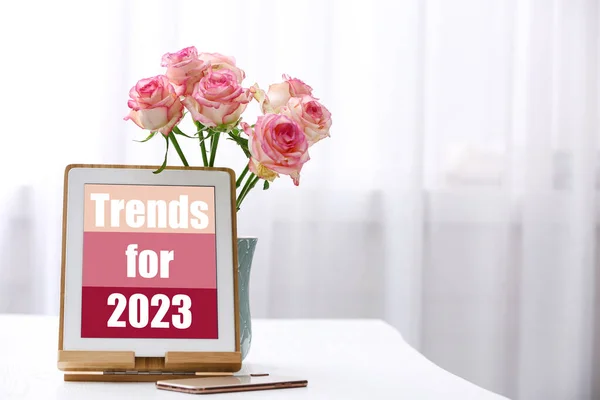 Trendek 2023 Szöveges Táblagépen Eszközök Telefon Virágok Fehér Asztalon Szöveges — Stock Fotó