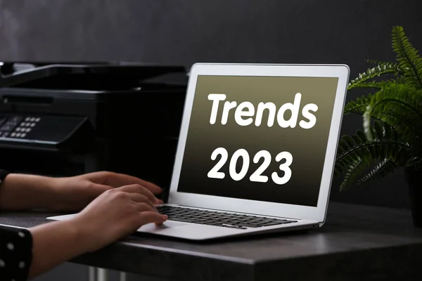 Trendek 2023 Szöveg Laptop Kijelzőn Használ Eszköz Közelkép — Stock Fotó